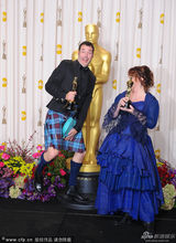 组图：奥斯卡后台-《勇敢传说》导演捧奖杯搞怪