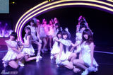 组图：SNH48二期生首演扮萌 多套服装秀百变