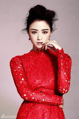 组图：“华妃”蒋欣圣诞大片 举手投足优雅大气