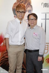 组图：张敬轩首演舞台剧 与苏玉华扮母子