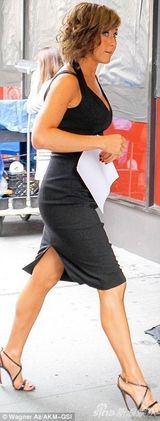 组图：44岁安妮斯顿背心热裤 疑真空当街激凸