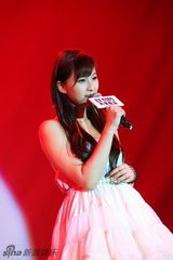 组图：金牌大风新人校园开唱 谢安琪义气相挺