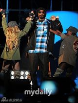 组图：Snoop Dogg韩国开唱 2NE1任嘉宾热情助演