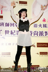 幻灯图：潘迎紫宝刀未老热情如火 背心装扮俏女郎