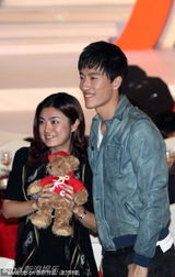 组图：刘翔活动频遭搭讪与同座美女互留电话