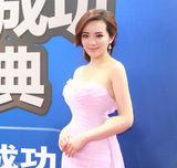 组图：孟茜携手李连杰 低胸晚礼闪耀芭莎男士盛宴