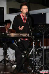 组图：孙耀威在家只穿内裤 赠陈威全韭菜“补身”