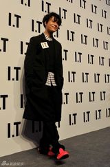 组图：陈坤百变造型引领时尚 与周迅亮相时尚派对 