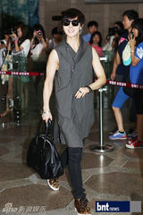 组图：SJ少女时代亮相机场将赴日演出