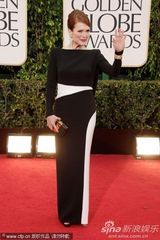 组图：朱莉安-摩尔黑白裙低调雍容