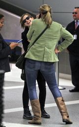 高清组图：艾玛-沃特森现身机场黑色大衣搭潮包