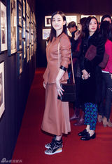 组图：梅婷受邀出席摄影展 展优雅迷人气质