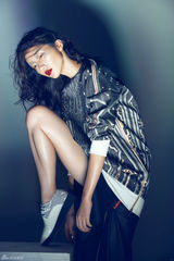 组图：韩雪挑战大尺度黑暗造型 颠覆甜美形象