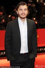 组图：《雪崩王子》首映 导演携主演亮相红毯