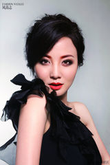 组图：陶红杂志写真曝光 长裙曼妙妆容精致