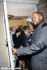 组图：比伯庆生牵女友逛街 小正太比中指秀伤痕