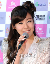 组图：少女时代首尔火爆开唱 白色热裤性感热辣