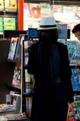 组图：秦海璐机场逛品牌店 获工作人员帮推行李