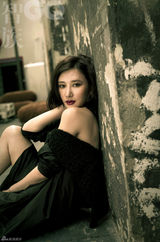 组图：熊乃瑾秀香肩美背 性感造型女人味十足