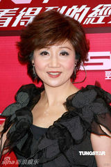 幻灯图：郑少秋与黄耀明等出席《劲歌金曲》录制