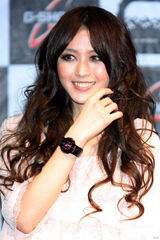 幻灯：美女冯媛甄为名表代言 直言酷爱户外运动