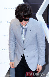 组图：裴勇俊高小英金贤重等出席名品店开业仪式