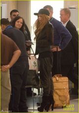 组图：林赛罗韩穿恨天高过安检 脱衣露香肩