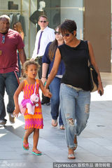 组图：哈利贝瑞挺肚逛街 爱女见镜头扮鬼脸