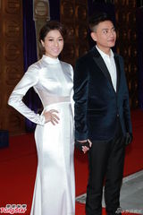 组图：TVB台庆红毯闪耀 米雪梳冲天髻杨怡珠光宝气