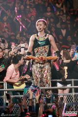 组图：罗志祥香港开唱 谭咏麟相挺当和事佬