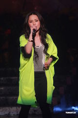 组图：《劲歌金曲》录影 阿娇(钟欣桐)出席郑欣宜落泪