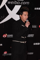 组图：2012微博之夜红毯-韩庚复古中山装亮相