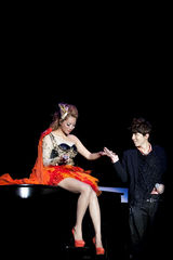 组图：天生歌姬A-Lin澳门开唱 牛仔热裤秀长腿