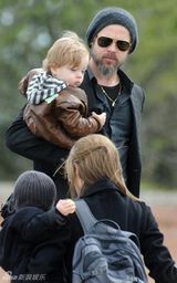 幻灯图集：朱莉皮特探访波斯尼亚难民营