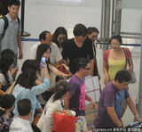 组图：言承旭休闲便装亮相 墨镜遮面笑对粉丝