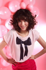 组图：性感小野猫叶倩云圣诞写真 上演甜蜜诱惑