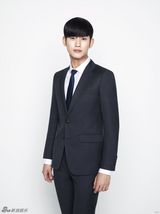 组图：金秀贤曝冷峻写真 造型百变引领时尚