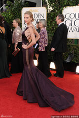 组图：泰勒斯威夫特鱼尾裙露背装亮相 盘发优雅