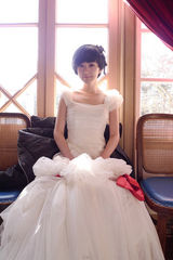 组图：张娜拉拍摄最新婚纱写真 时而娇俏时而优雅