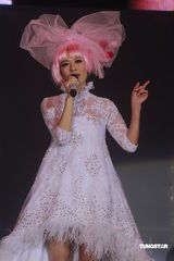 组图：江若琳个唱换多款性感装 与男伴贴身热舞