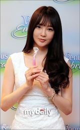 组图：Davichi姜敏京紧身短裙宣传美体产品