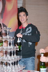 组图：王力宏深圳开唱劲歌热舞秀才艺