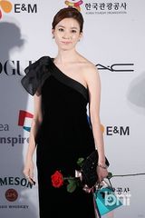 组图：韩孝珠玉泽演等众星亮相釜山电影节蓝毯