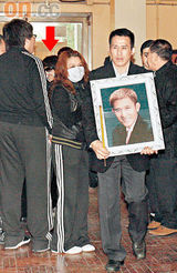 幻灯图：尹志强遗体火化 米雪情绪崩溃哭断肠