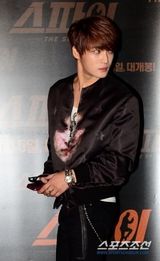 组图：金在中休闲装出席首映 明眸温柔放电