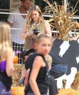 组图：希拉里-达芙夫妇携子摘南瓜笑容温暖