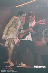 组图：萧敬腾唱《black or white》 向杰克逊致敬