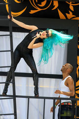 组图：Lady Gaga化身“蓝发魔女” 多伦多露天献唱