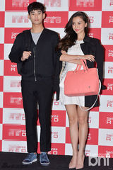 组图：baby俏丽赴韩会金秀贤 嘟嘴甜笑抛媚眼