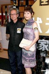 高清图：叶童携老公甜蜜亮相 自曝夫妻同学弹琴